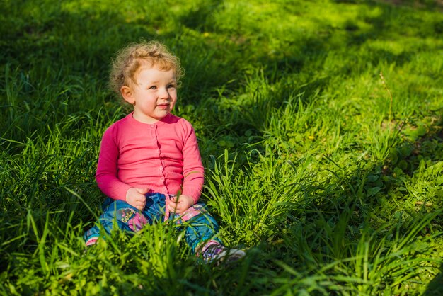 Foto gratuita niño adorable en el parque