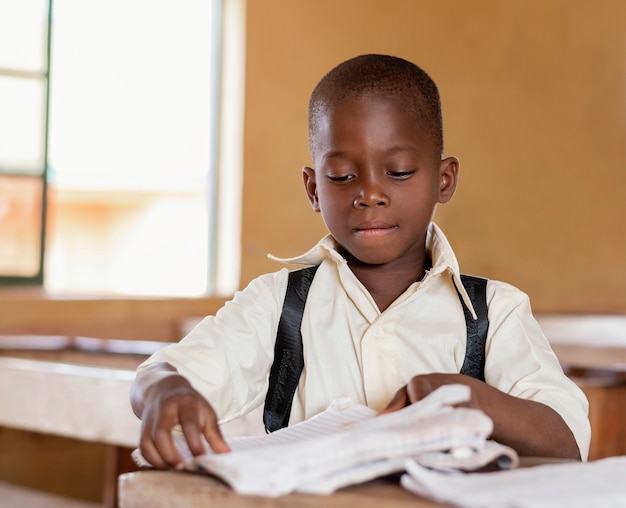 Niño africano aprendiendo en clase.