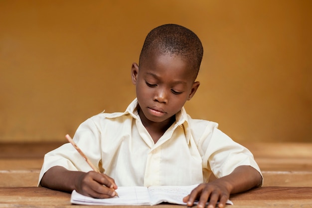 Niño africano aprendiendo en clase.