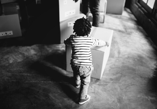 Niño africano jugando con una caja