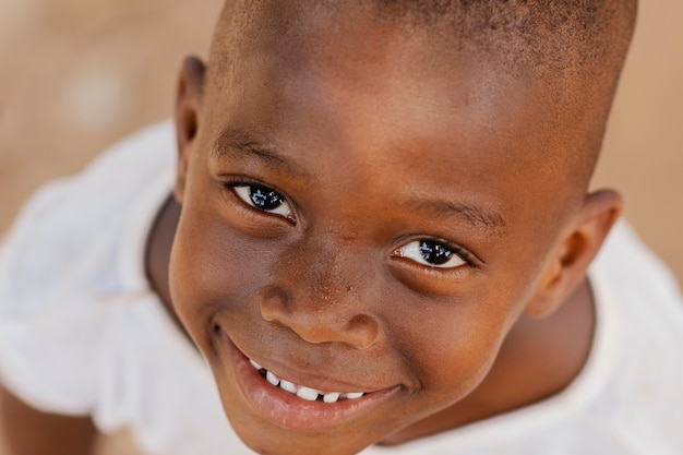 Niño africano sonriente de primer plano