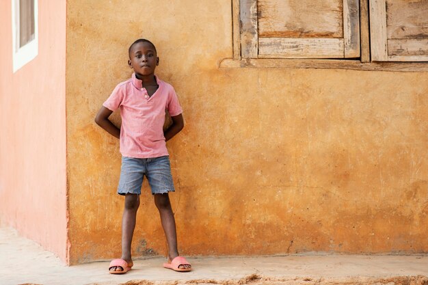 Niño africano de tiro completo al aire libre