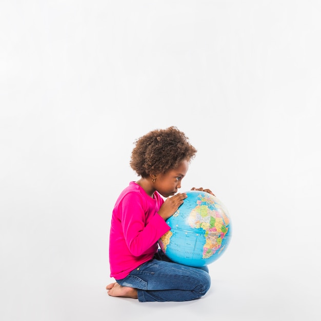 Foto gratuita niño afroamericano con globo en estudio