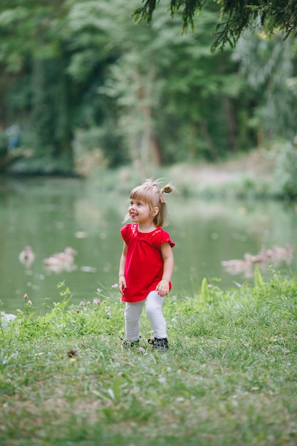 Niño al aire libre niño verde hija