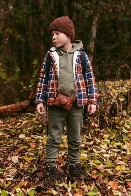 Niño al aire libre en un viaje