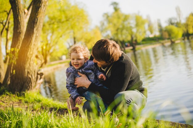 Niño alegre divirtiéndose con su padre