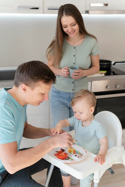 Niño de alimentación de papá de tiro medio