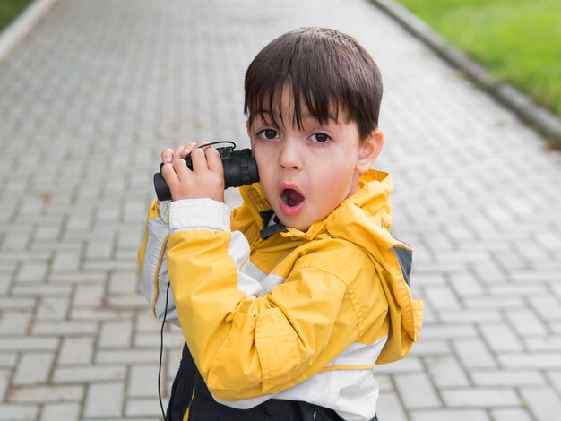 Niño de alta vista con expresión de la cara divertida