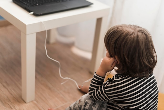 Foto gratuita niño de alto ángulo con auriculares