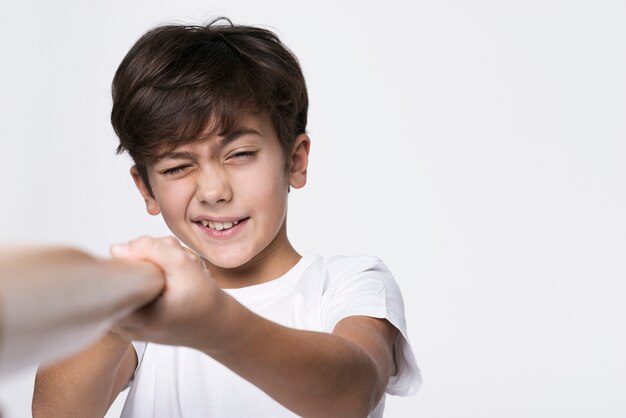 Niño de alto ángulo con bate de béisbol