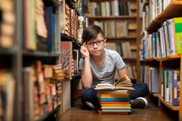 Niño de alto ángulo en la biblioteca