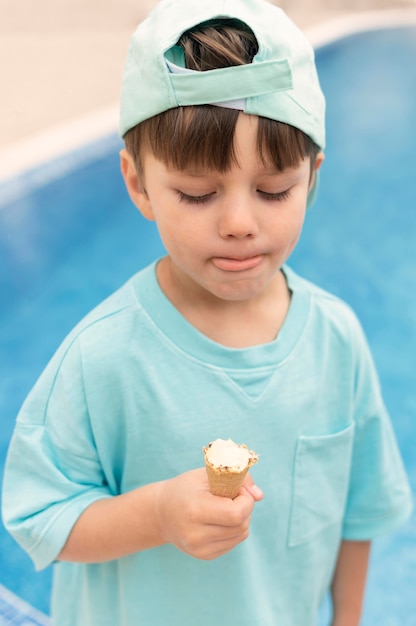 Niño de alto ángulo comiendo helado