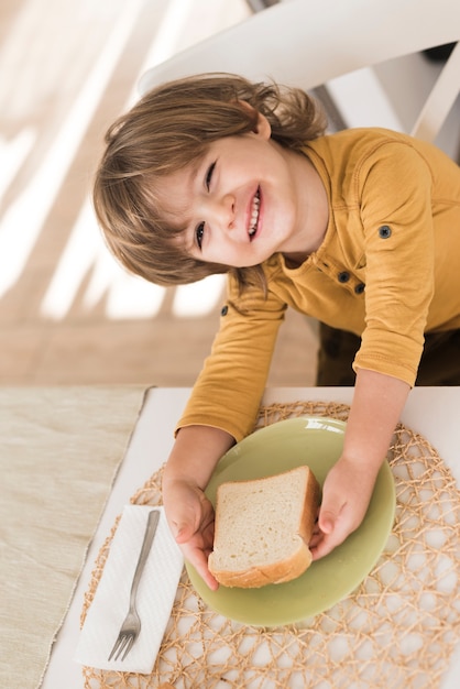 Niño de alto ángulo desayunando