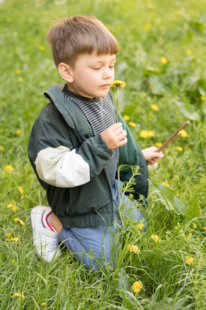 Niño de alto ángulo con diente de León