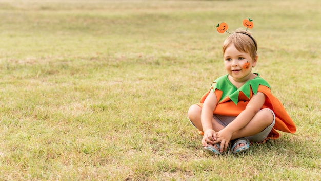 Niño de alto ángulo con disfraz de halloween