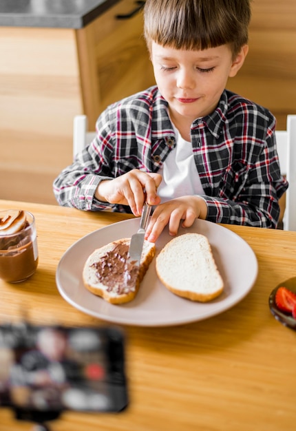 Niño de alto ángulo haciendo comida