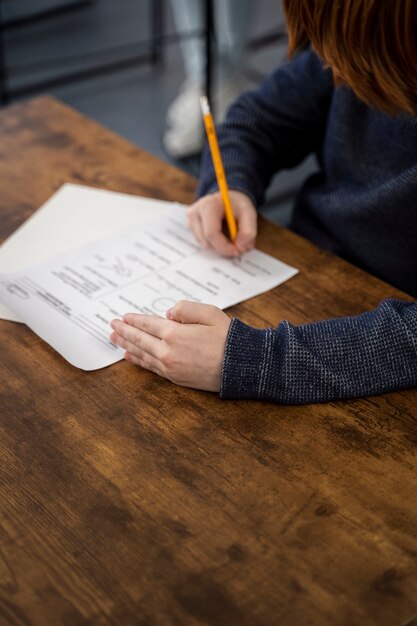 Niño de alto ángulo haciendo trampa en el examen escolar