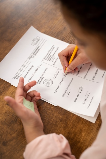 Foto gratuita niño de alto ángulo haciendo trampa en el examen escolar