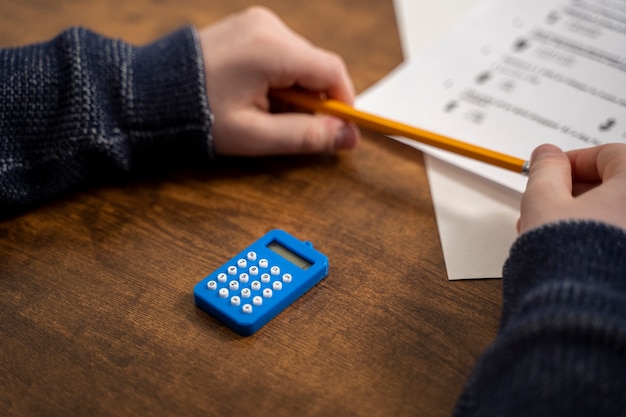 Foto gratuita niño de alto ángulo haciendo trampa en el examen escolar