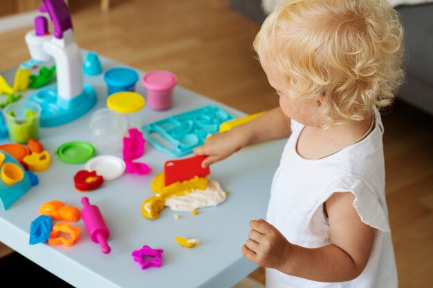 Niño de alto ángulo jugando en interiores