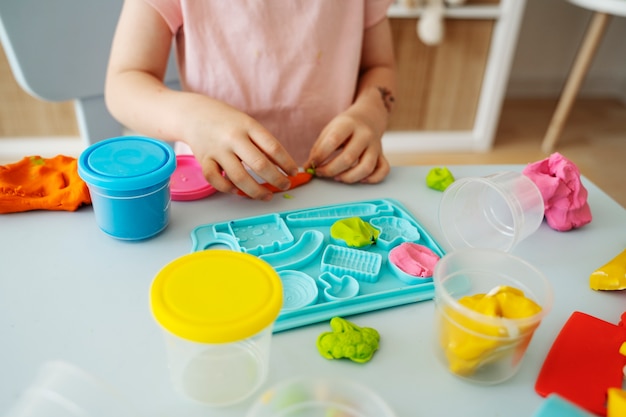 Foto gratuita niño de alto ángulo jugando en interiores