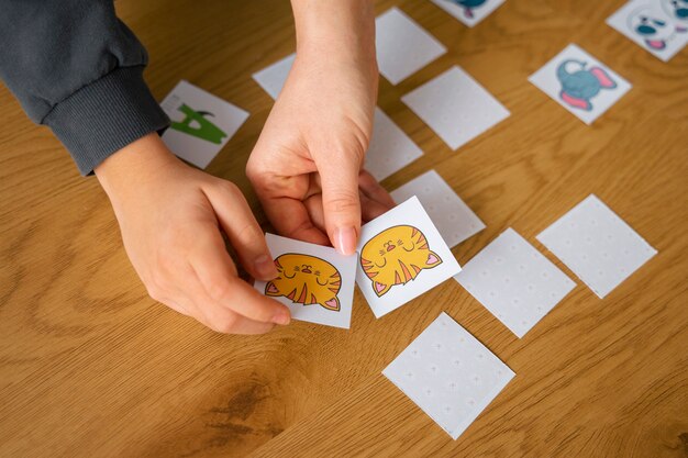 Niño de alto ángulo jugando juego de memoria