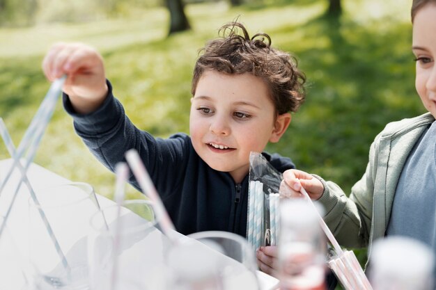 Niño de alto ángulo en el puesto de limonada