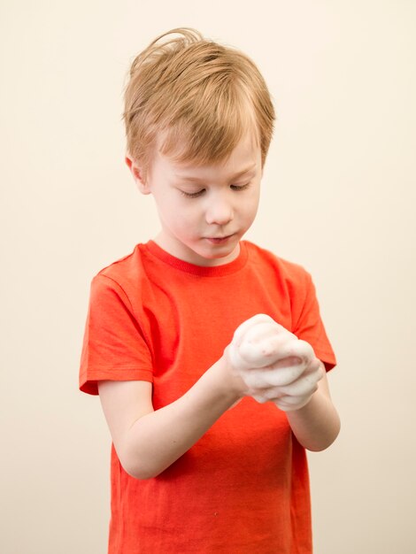 Niño de alto ángulo que se lava las manos