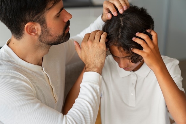 Foto gratuita niño de alto ángulo rascándose la cabeza