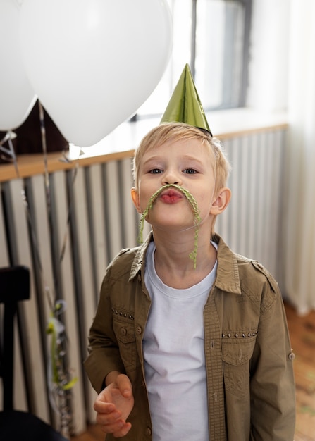 Niño de alto ángulo con sombrero de fiesta