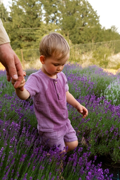 Niño de alto ángulo sosteniendo la mano de un adulto