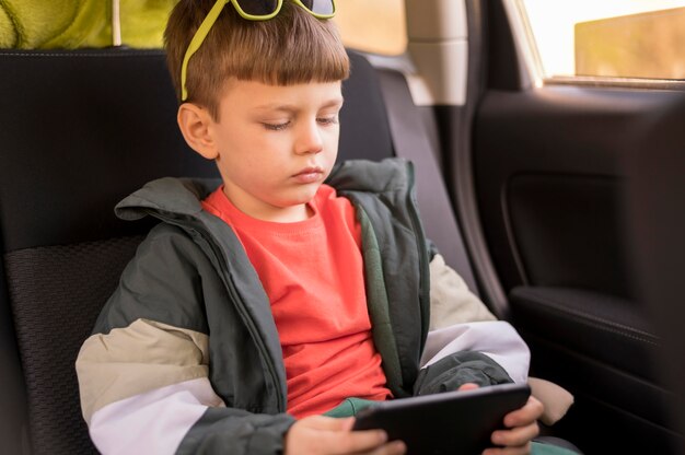 Niño de alto ángulo con tableta