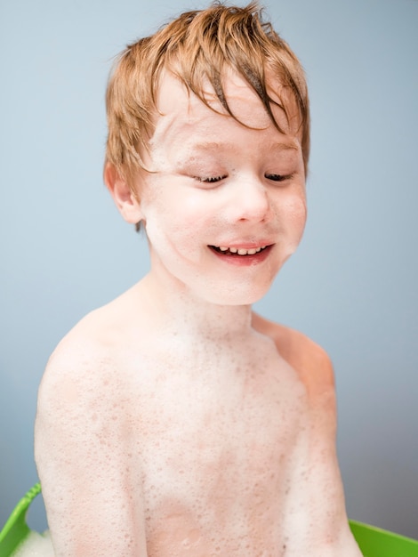 Niño de alto ángulo tomando baño