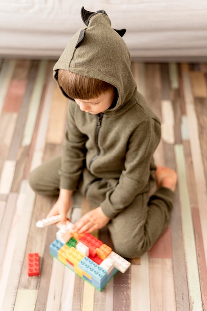 Niño de alto ángulo con traje de dragón