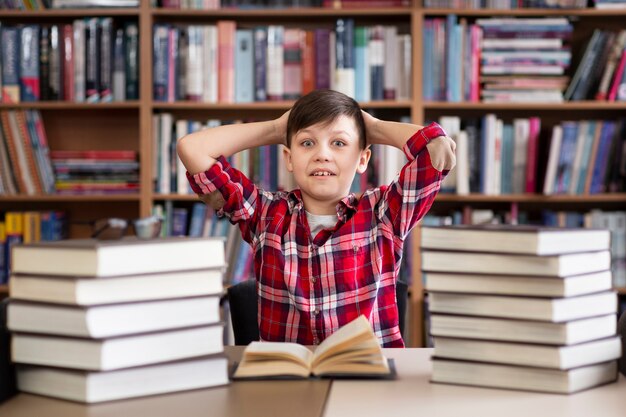 Niño de ángulo bajo en la biblioteca