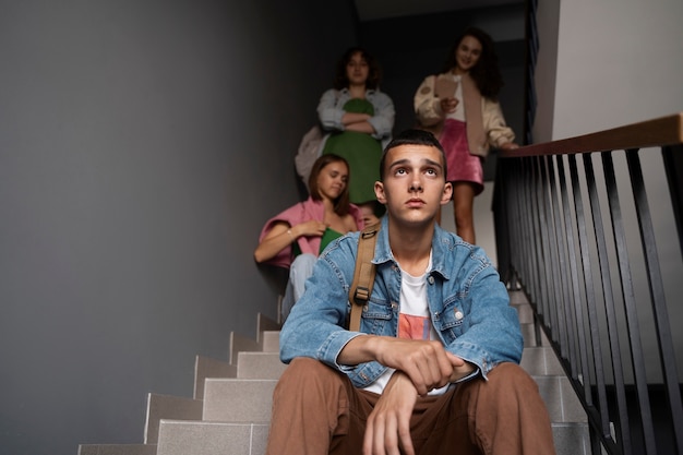 Niño de ángulo bajo siendo intimidado en las escaleras