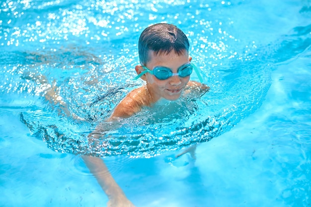 niño, en, anteojos, natación, en, piscina