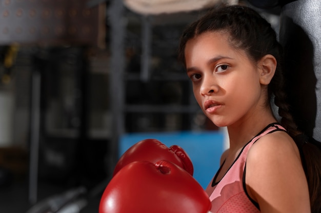 Niño aprendiendo boxeo