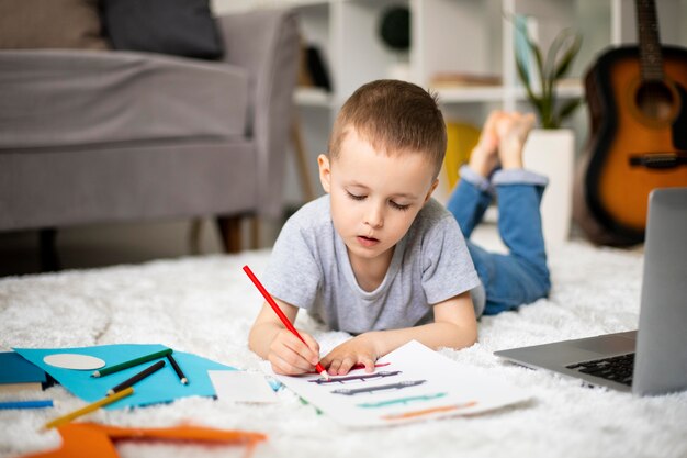 Niño aprendiendo a dibujar