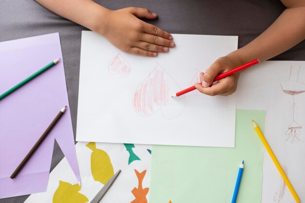 Niño aprendiendo a dibujar