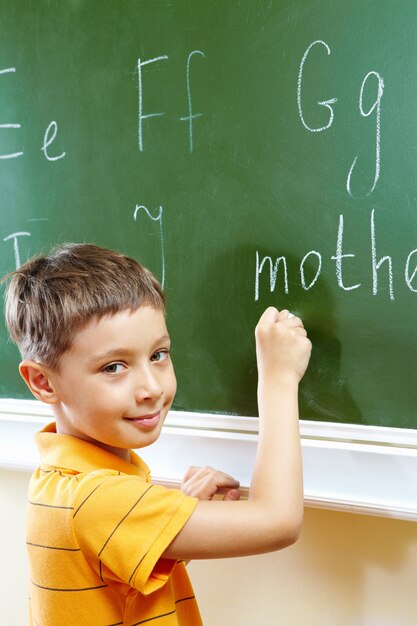 Niño aprendiendo a escribir