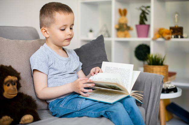 Niño aprendiendo a leer