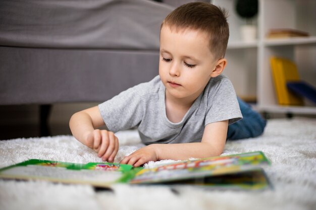 Niño aprendiendo una nueva actividad.