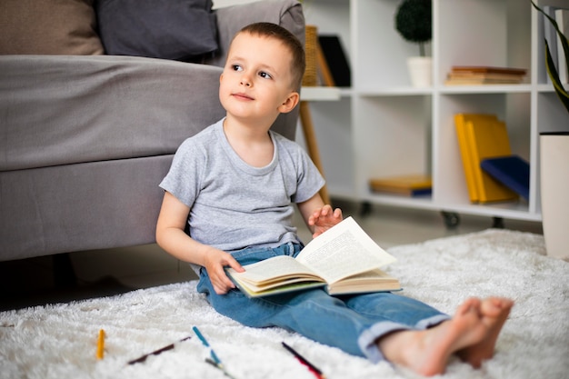 Niño aprendiendo una nueva actividad.