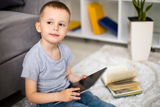 Niño aprendiendo una nueva actividad.