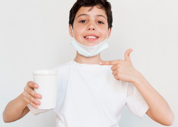 Niño apuntando a la taza de té