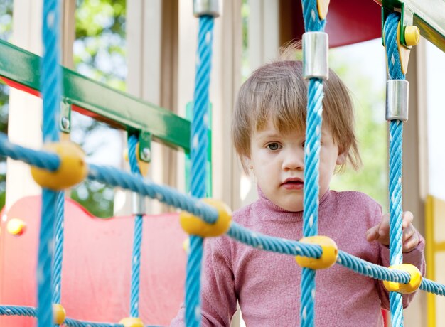 Niño en el área de juegos infantiles