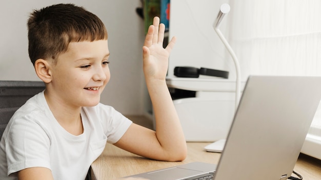 Niño asistiendo a un curso en línea