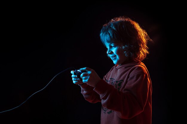 Niño atendido jugando videojuegos