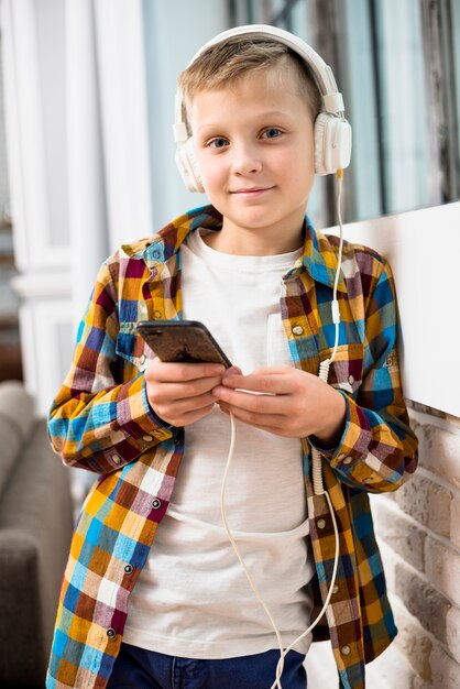 Niño con auriculares usando smartphone